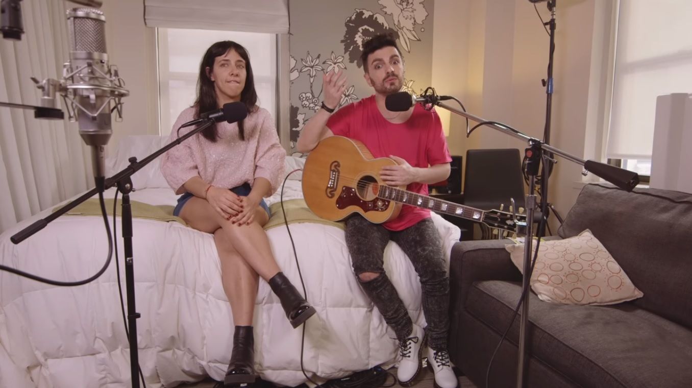 Ya lo sabía. Gattas y Sergi contando anécdotas ATP de hoteles.